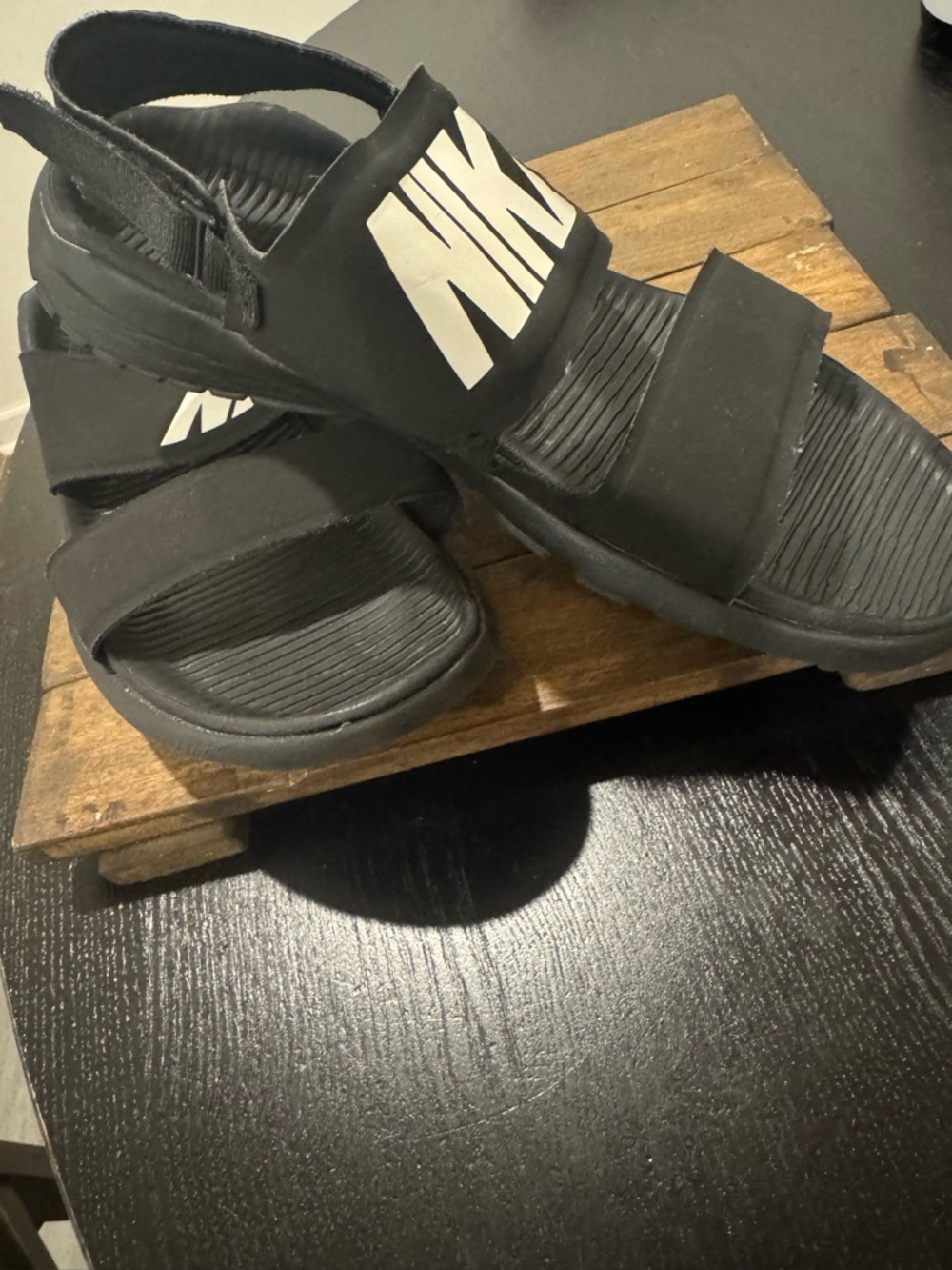 Nike women’s Black and White Velcro Sport Sandals - Picture 2 of 4